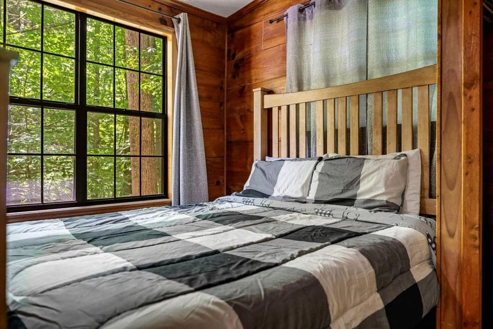 Serene Wooden Cabin with Hot-Tub and Covered Porch in Sevierville, Tennessee Cabin in Pittman Center