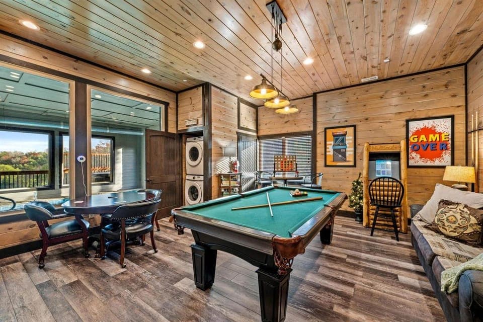 Stunning Cabin with Indoor Pool, Pool Table and Hot-tub in Sevierville, Tennessee Cabin in Pigeon Forge