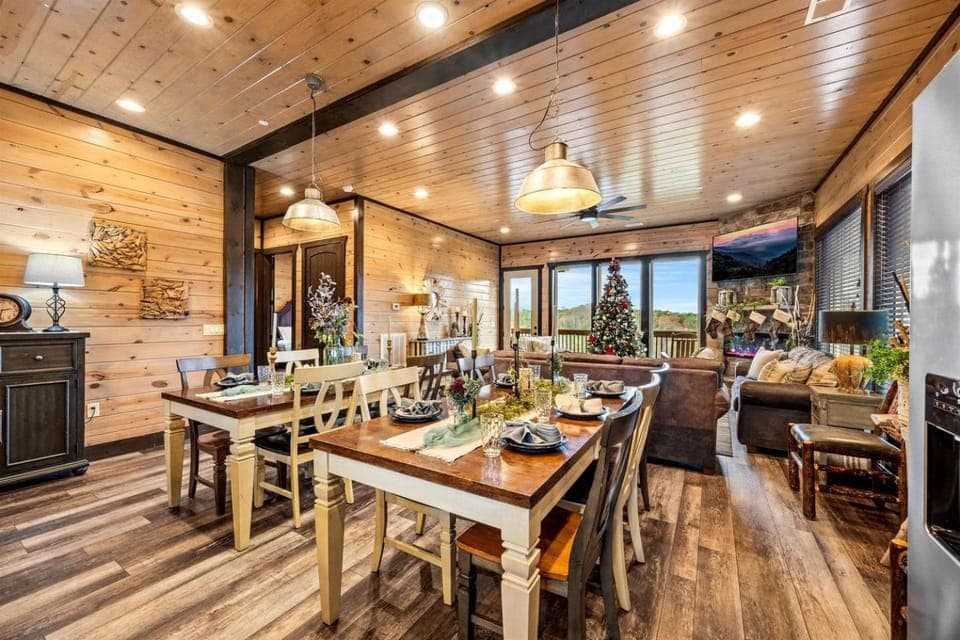 Stunning Cabin with Indoor Pool, Pool Table and Hot-tub in Sevierville, Tennessee Cabin in Pigeon Forge