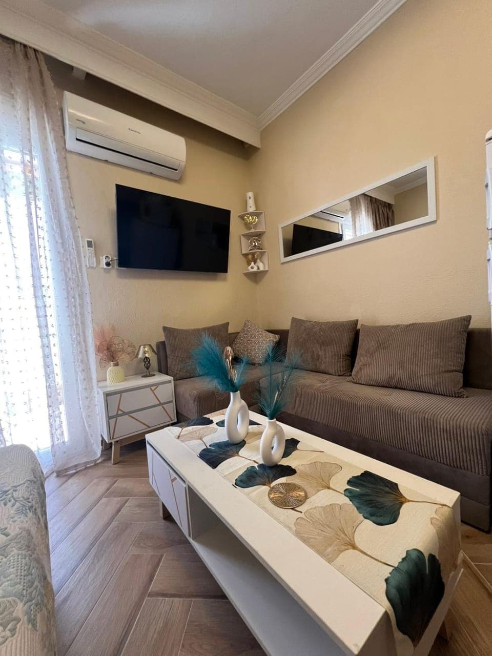 TV and multimedia, Living room, Seating area, air conditioner