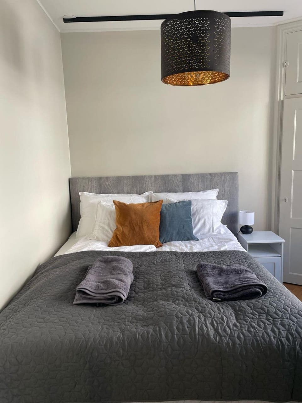 Bed, Bedroom, towels