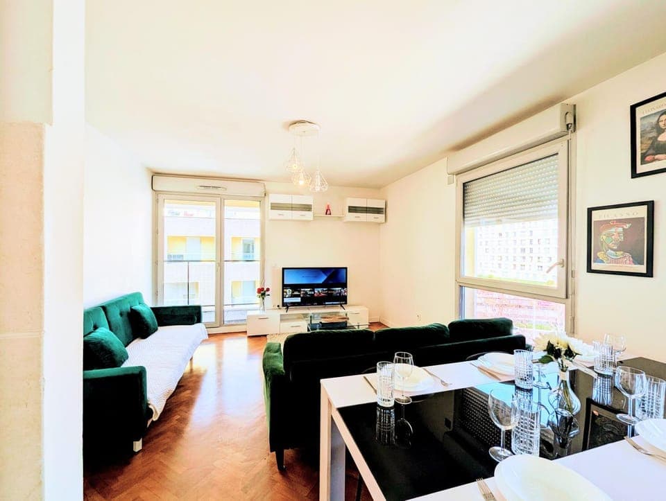 Communal lounge/ TV room, TV and multimedia, Living room, Seating area, Dining area, air conditioner