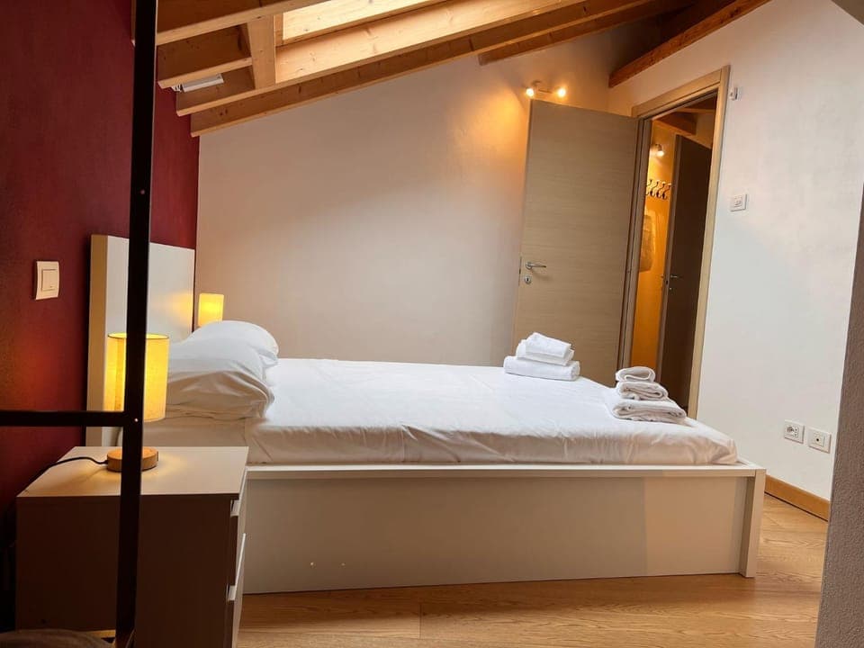 Bed, Photo of the whole room, Bedroom, towels