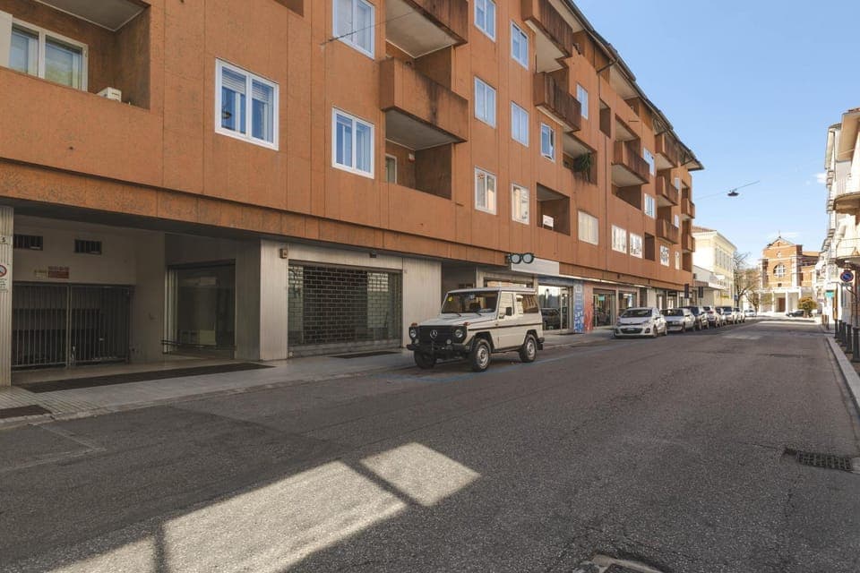 Property building, Day, Neighbourhood, City view, Street view, Location, Parking