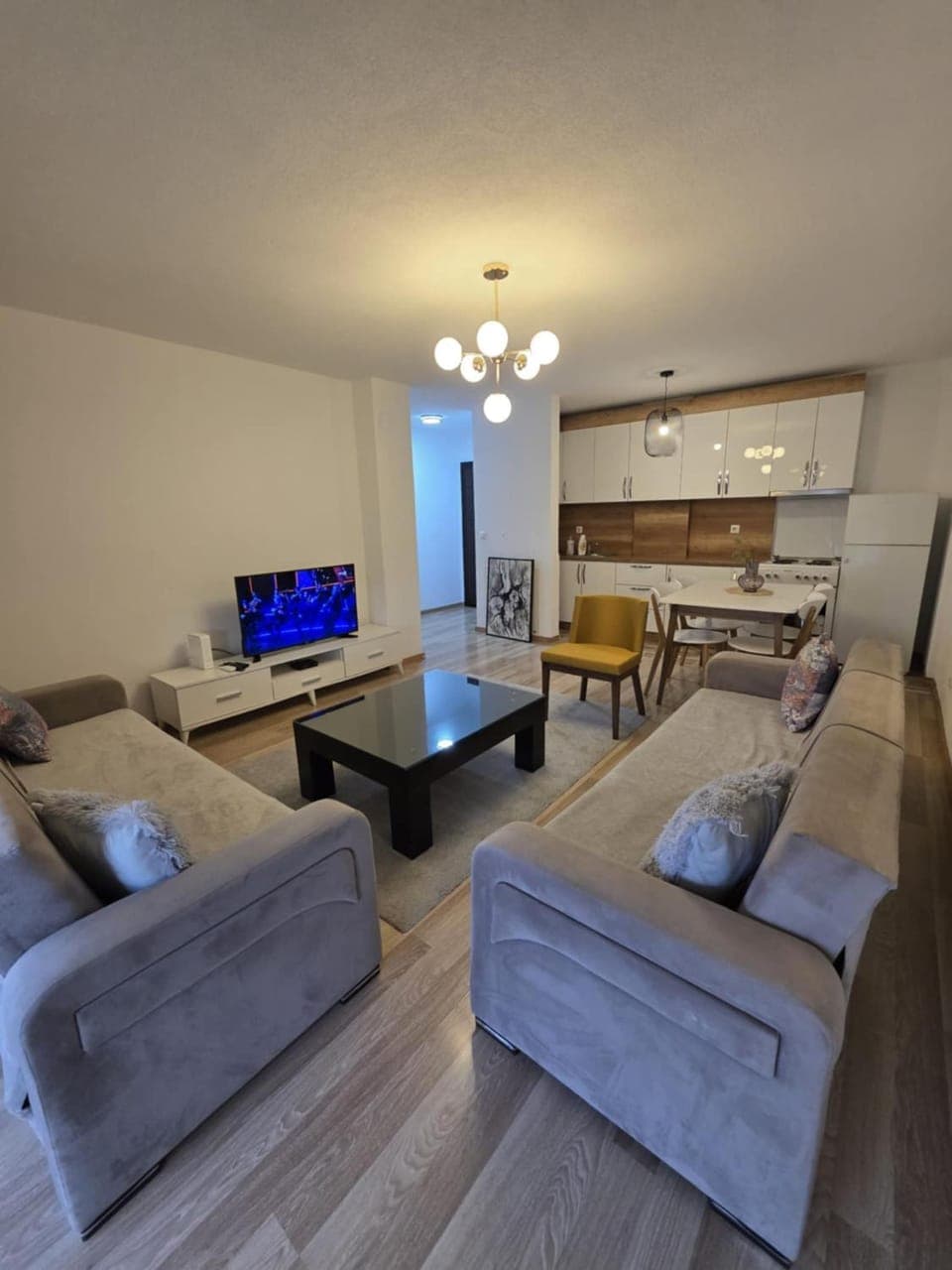 TV and multimedia, Kitchen or kitchenette, Living room, Seating area, Dining area