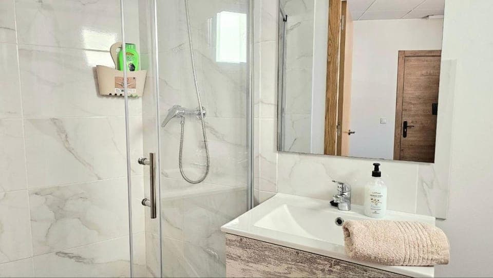 Golden Tower Rooms - auto check-in Bed and Breakfast in Gandia