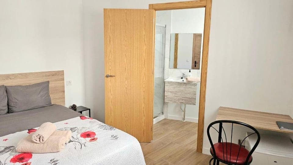 Bed, Photo of the whole room, Seating area, Bedroom