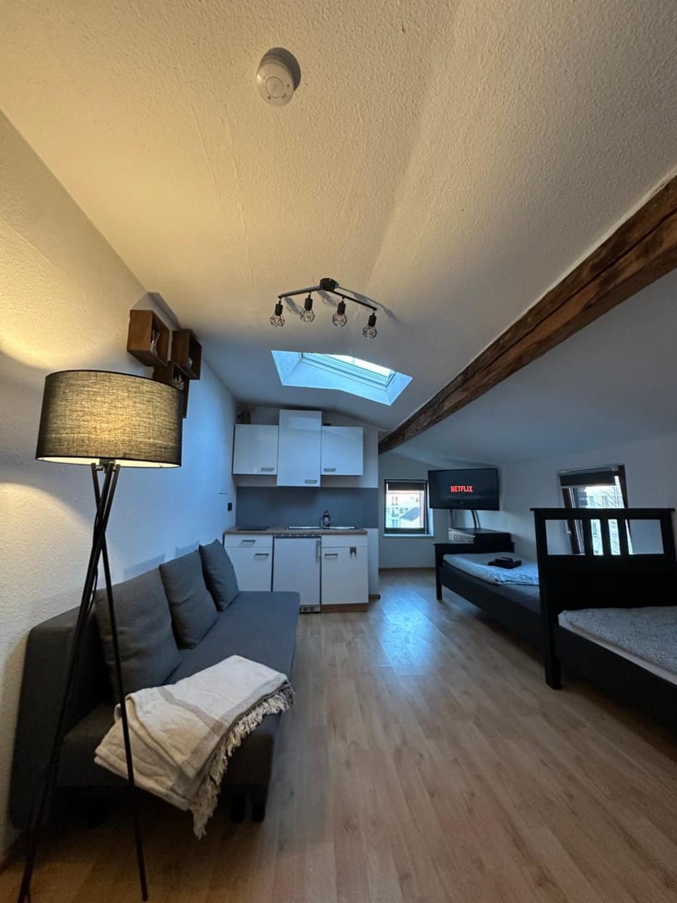 Bed, TV and multimedia, Living room, Photo of the whole room, Seating area, Bedroom