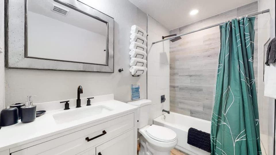 Modern Family Home with Three King Beds Near VA & Anschutz House in Aurora