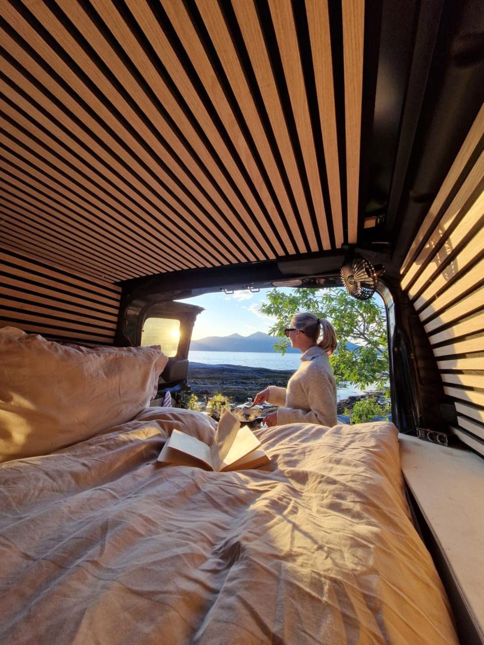 Bed, People, Living room, Photo of the whole room, Seating area, Bedroom, group of guests