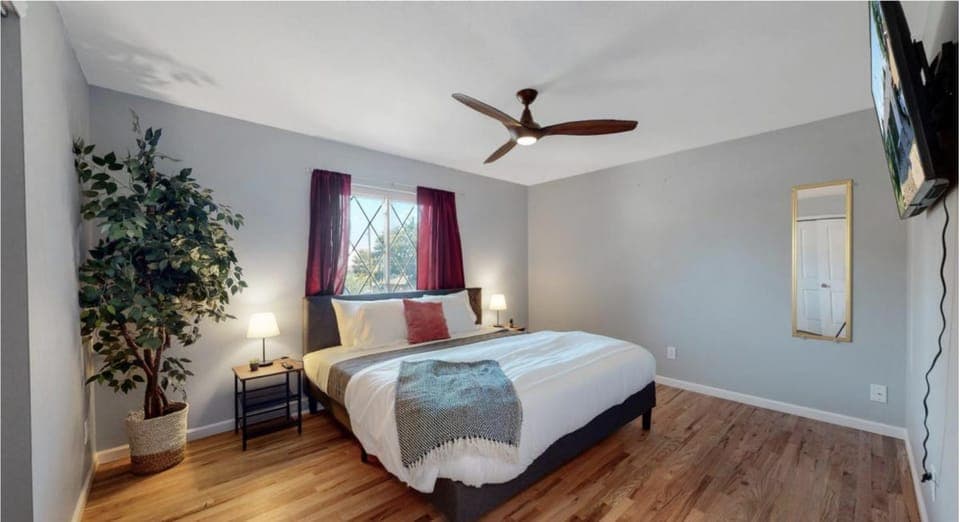 Bed, TV and multimedia, Photo of the whole room, Bedroom