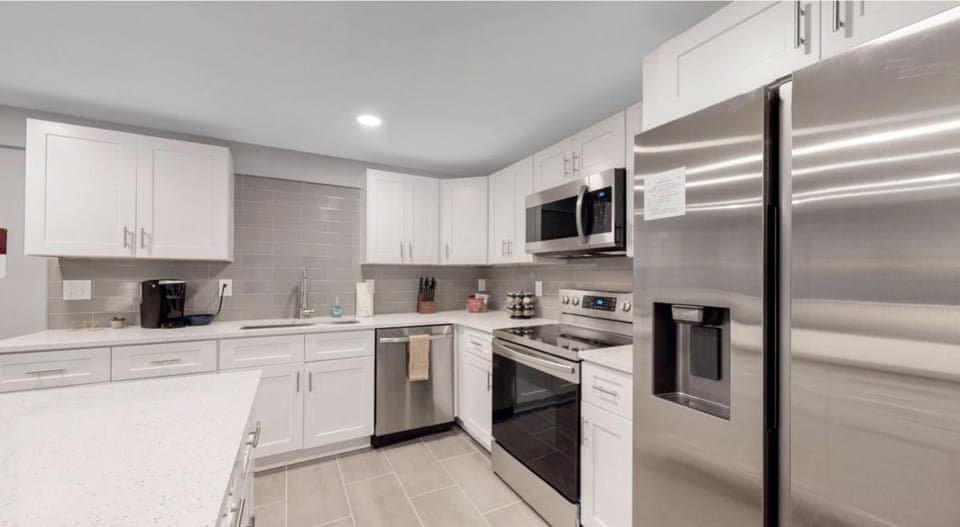 Coffee/tea facilities, Kitchen or kitchenette, dishwasher, microwave, stove