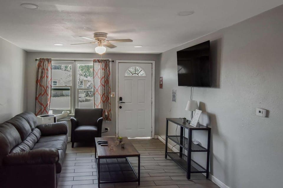 Communal lounge/ TV room, TV and multimedia, Living room, Seating area, Evening entertainment