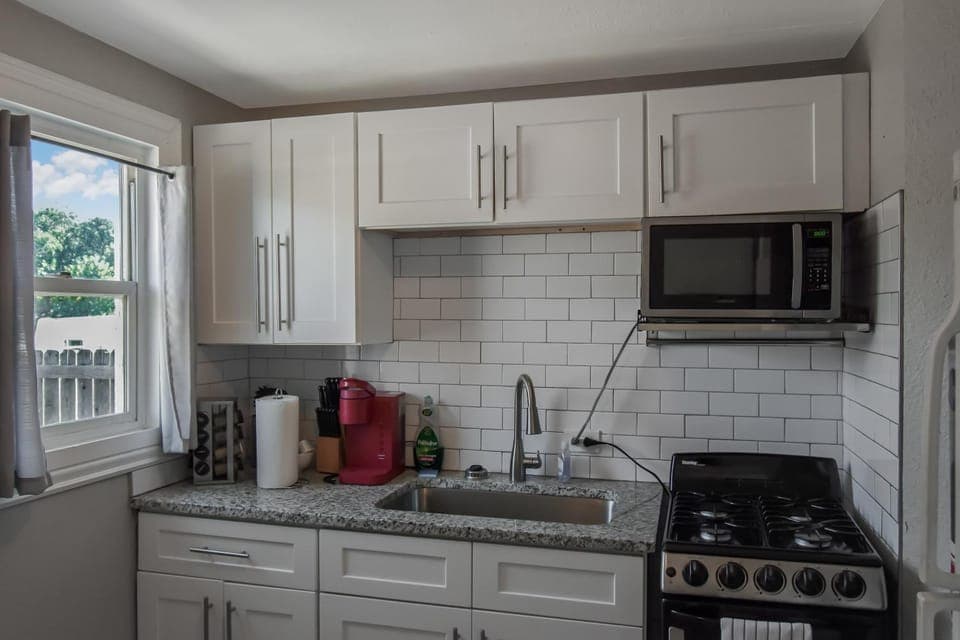 Coffee/tea facilities, Kitchen or kitchenette, microwave, oven, stove