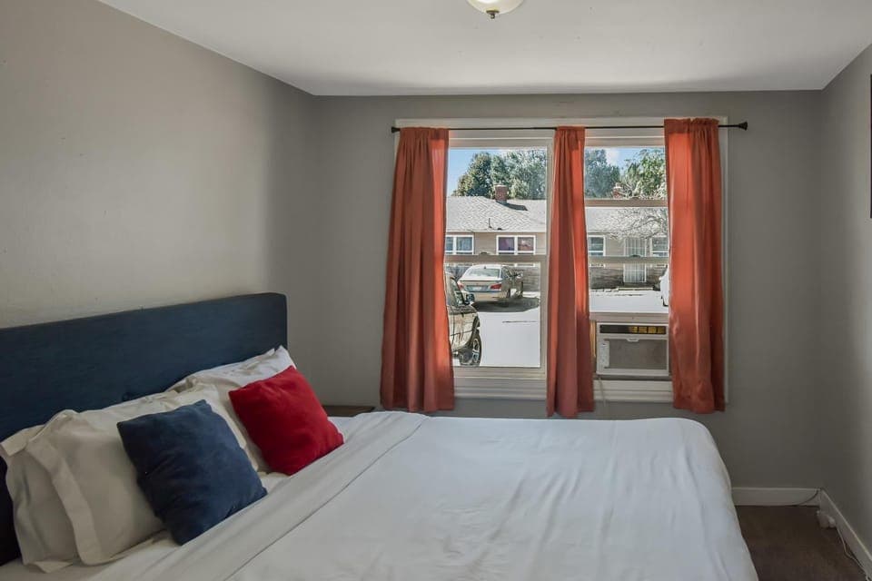 Bed, Photo of the whole room, Bedroom
