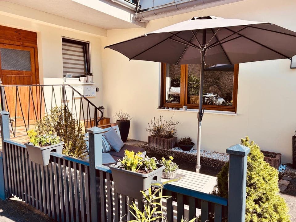 Property building, Spring, Day, Balcony/Terrace, Living room, Seating area