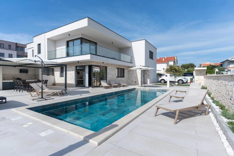 Property building, Patio, Day, Pool view, Swimming pool, sunbed