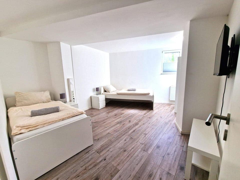 Bed, TV and multimedia, Photo of the whole room, Bedroom