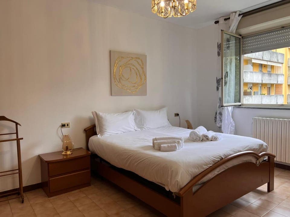 Photo of the whole room, Bedroom, towels