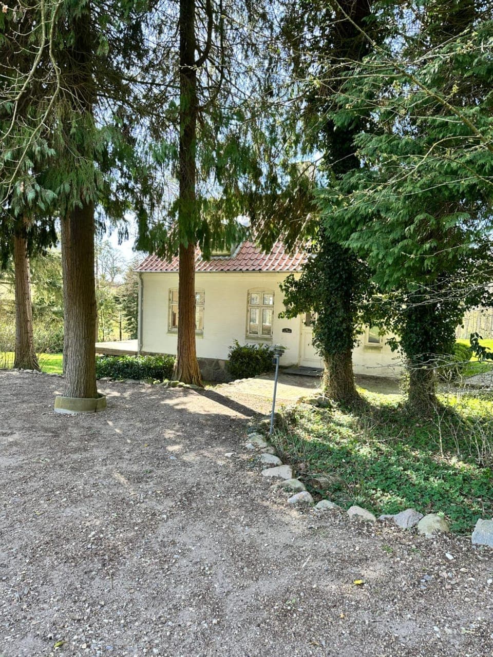 Property building, Spring, Off site, Day, Natural landscape, Garden, Garden view, Parking