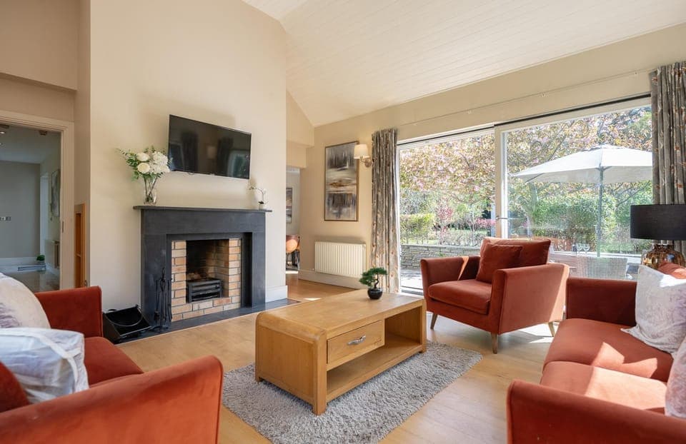 TV and multimedia, Living room, fireplace