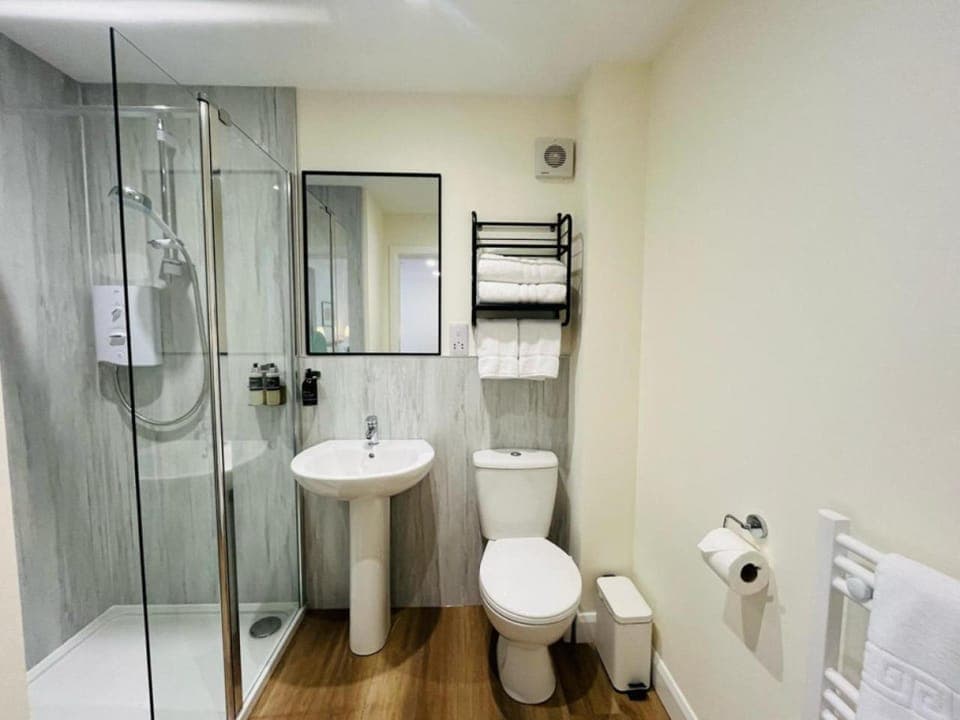 Shower, Toilet, Bathroom, towels