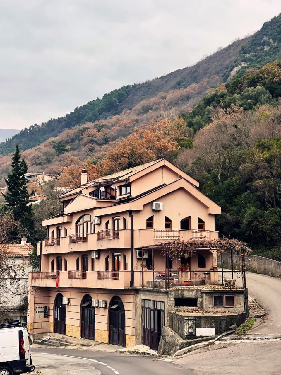 Property building, Day, Neighbourhood, Natural landscape, Mountain view