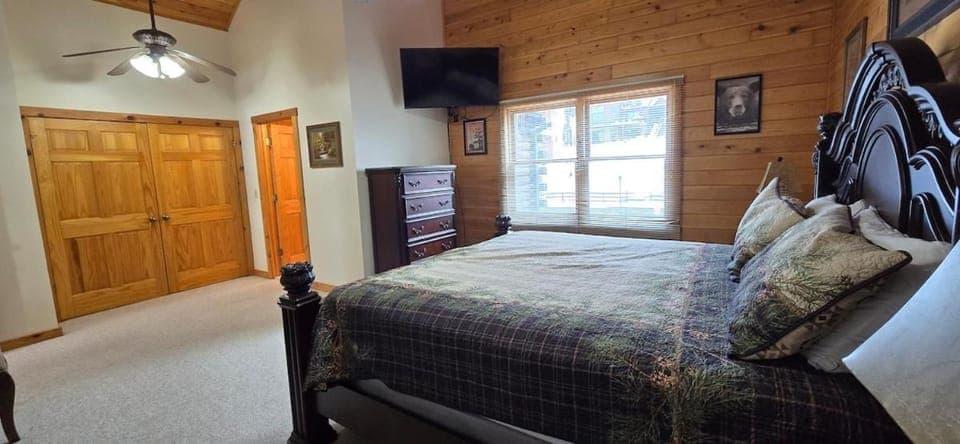 Villa With A View- 4 bedroom townhouse with lake and ski slope views House in McHenry