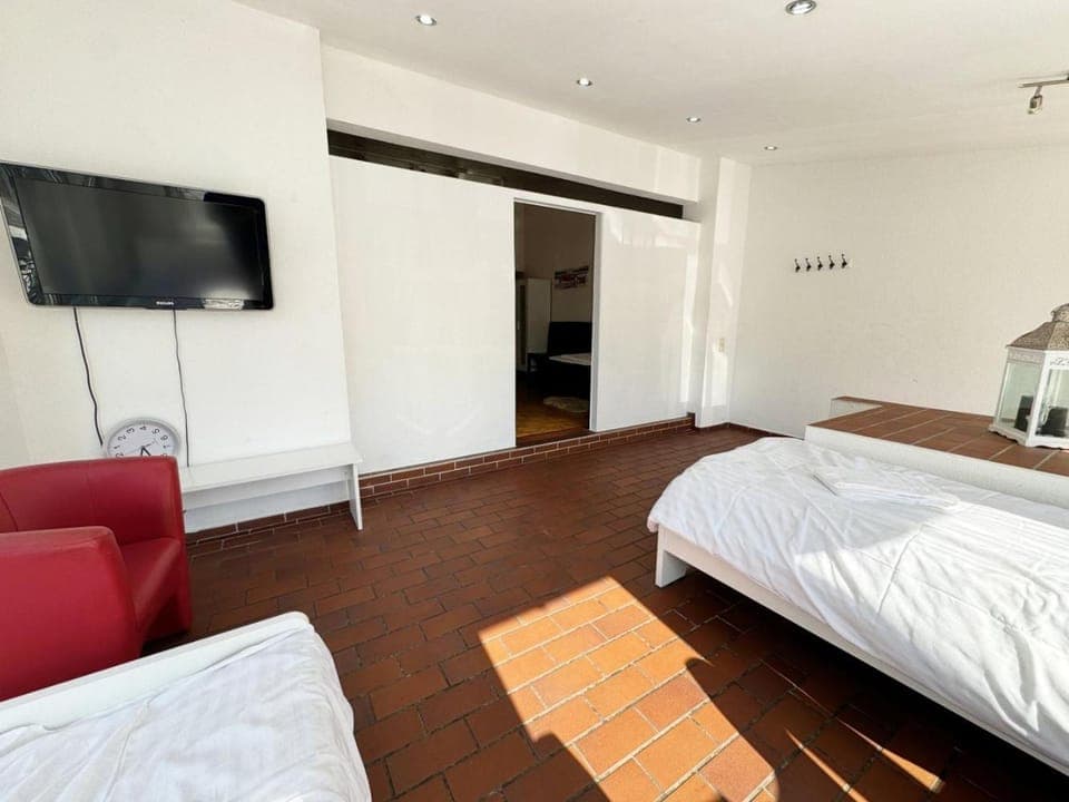 Bed, TV and multimedia, Photo of the whole room, Bedroom