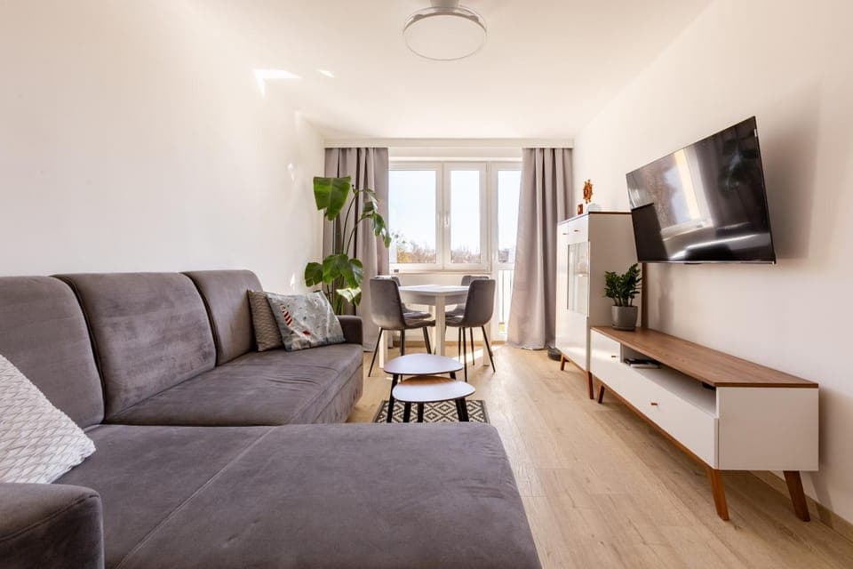 Communal lounge/ TV room, TV and multimedia, Living room, Seating area, Dining area, Evening entertainment