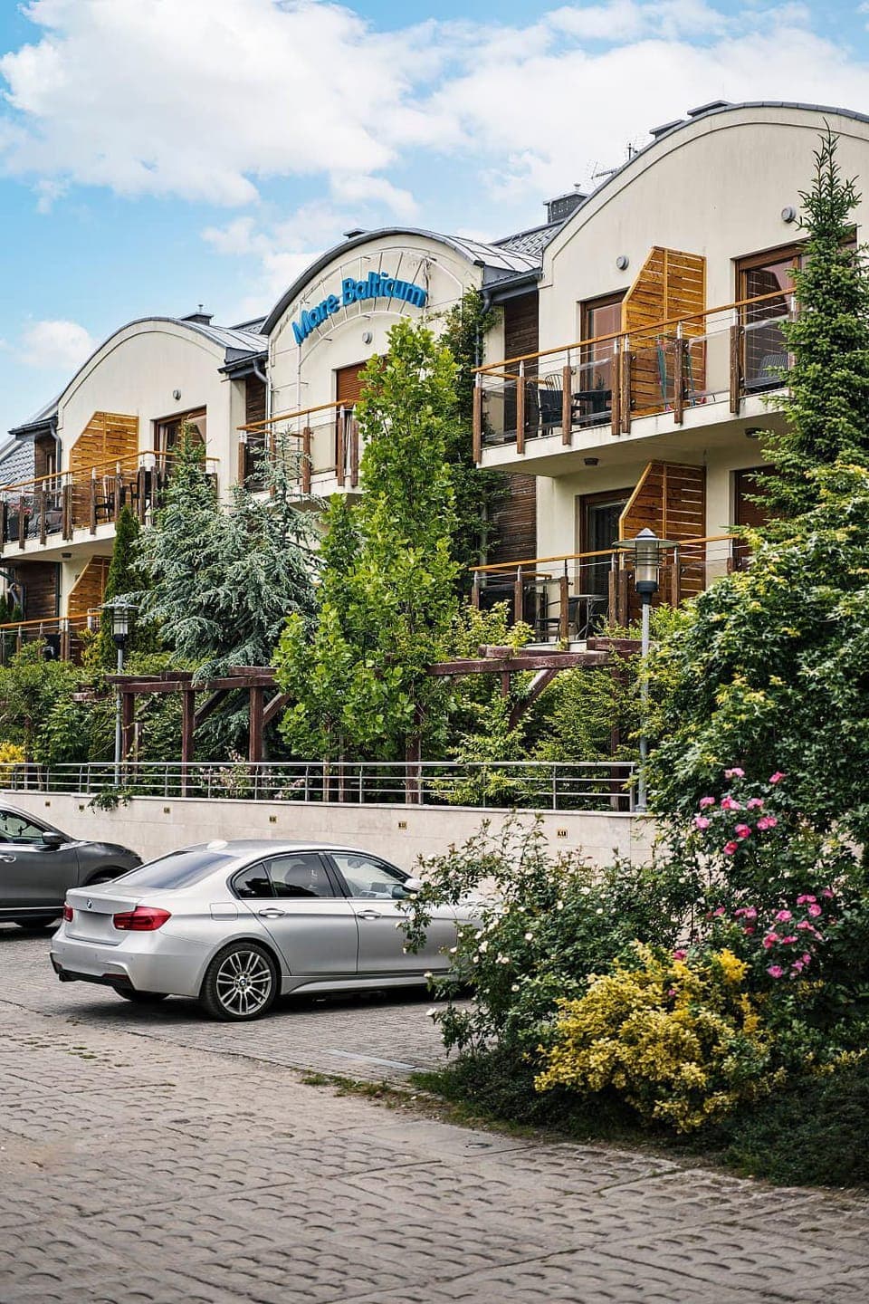 Neighbourhood, Location