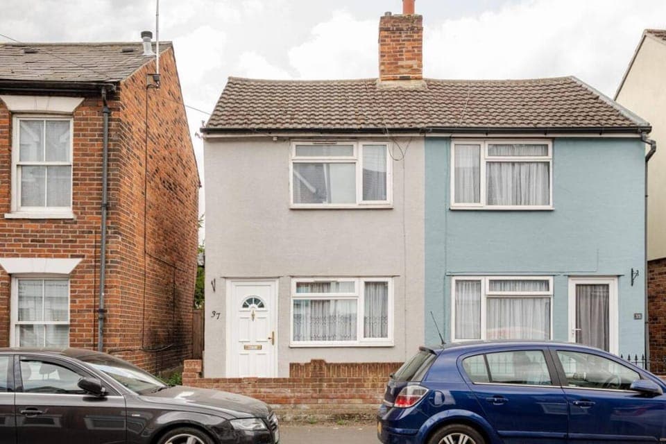 Property building, Day, Neighbourhood, Street view, Location, Parking