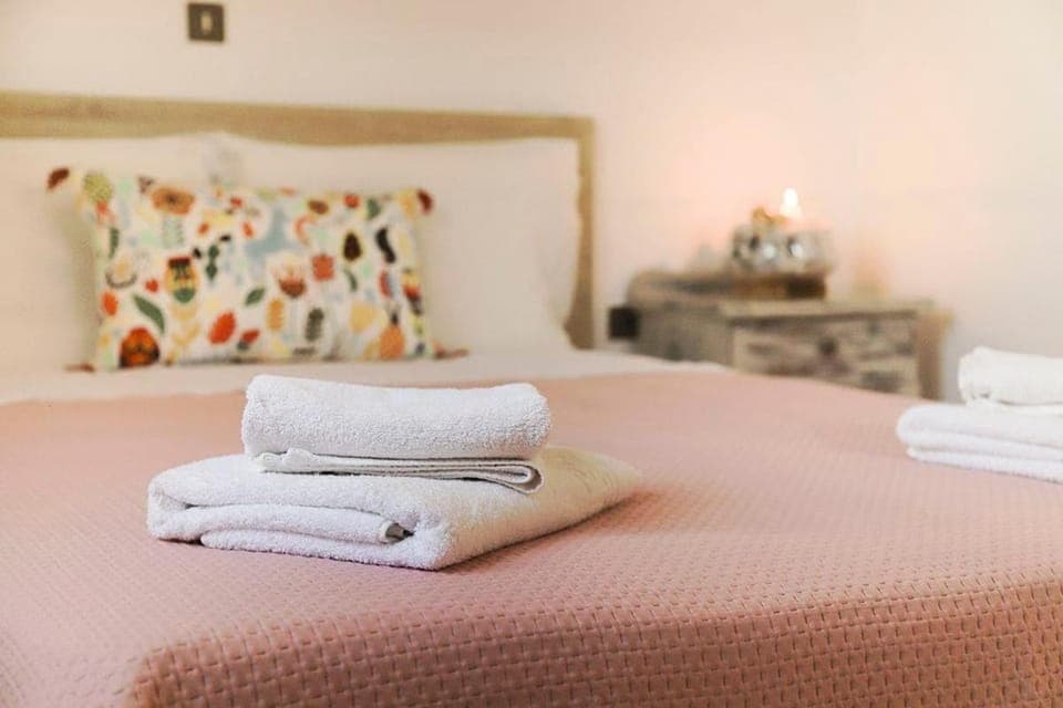 Bed, Bedroom, towels