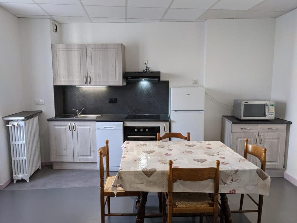 Kitchen or kitchenette, Dining area