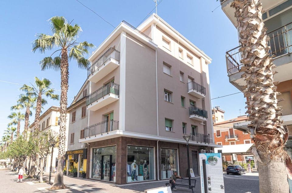 Property building, Day, Neighbourhood, City view