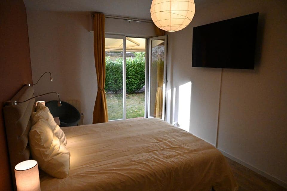 Bed, TV and multimedia, Photo of the whole room, Bedroom