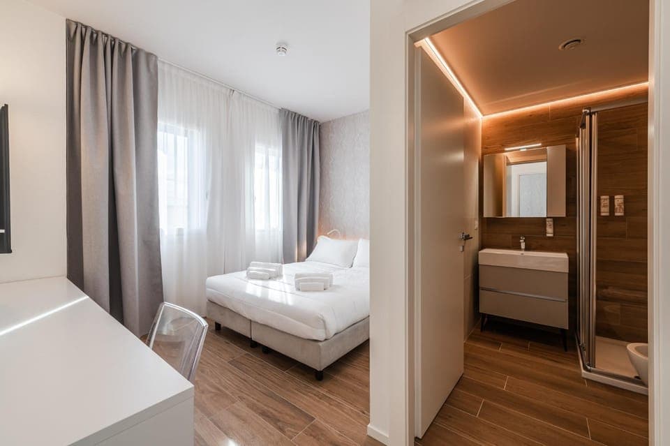 Bed, Bathroom, Photo of the whole room, Bedroom, towels