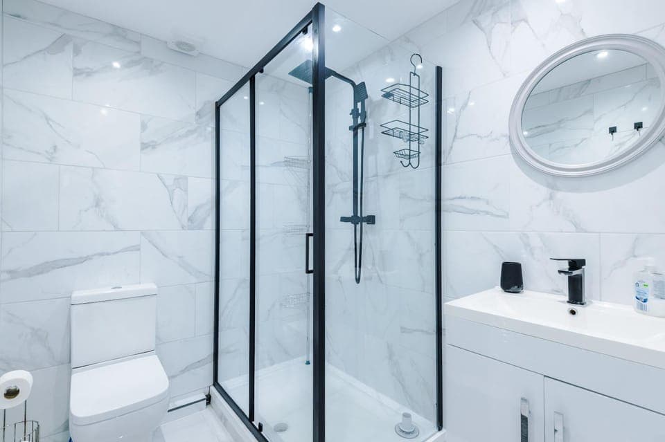 Shower, Toilet, Bathroom, towels