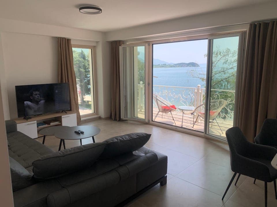 Day, Natural landscape, Living room, Lake view