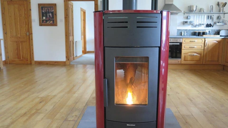 Kitchen or kitchenette, fireplace, heating, pet friendly