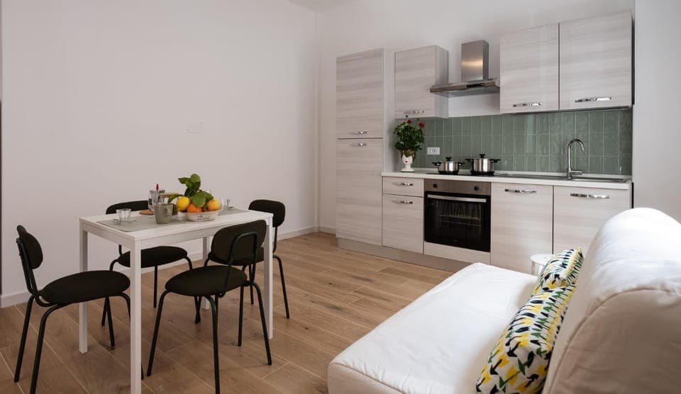 Kitchen or kitchenette, Dining area