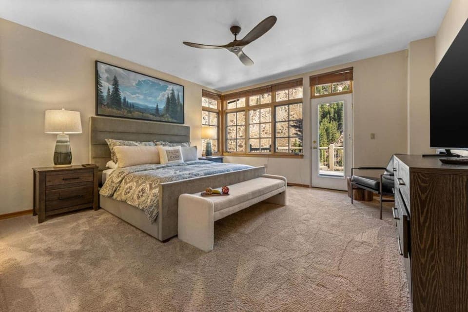 Bed, TV and multimedia, Bedroom