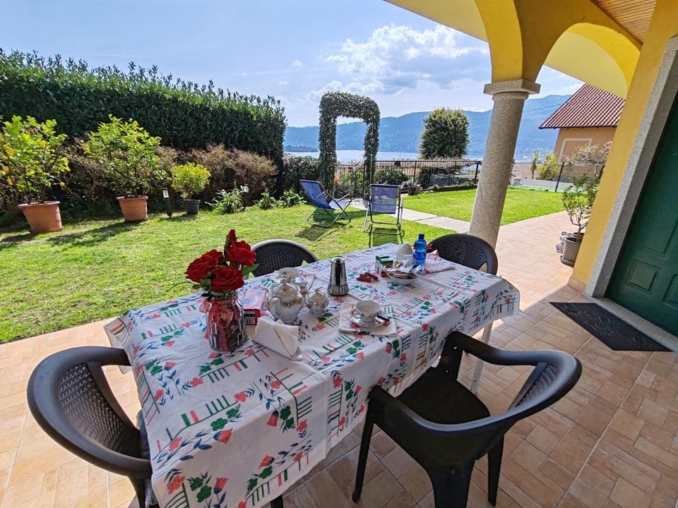 Patio, Day, Natural landscape, Garden, Food and drinks, Dining area, Food, Garden view