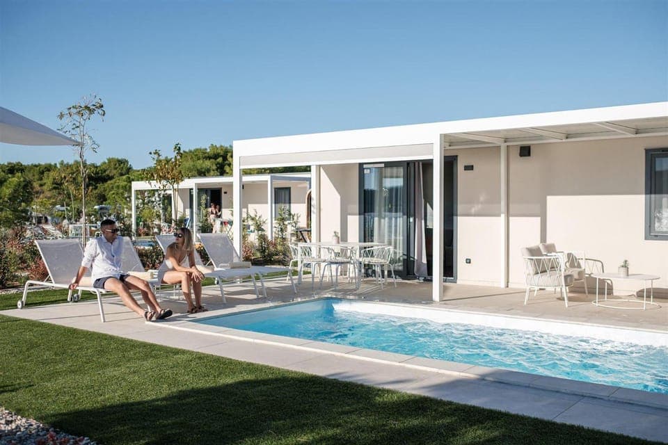Property building, Balcony/Terrace, Swimming pool, Swimming pool, sunbed
