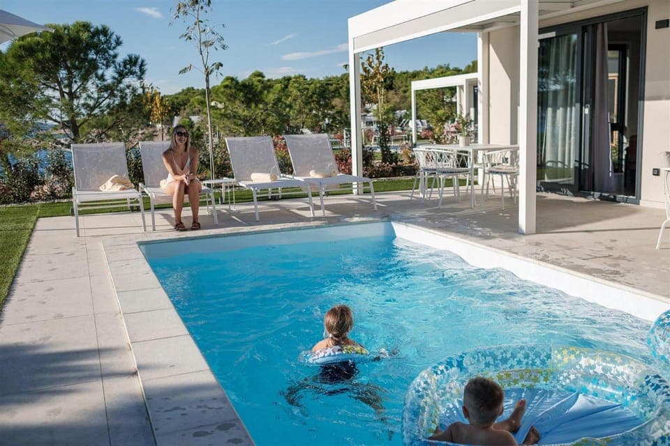 Balcony/Terrace, Swimming pool, sunbed