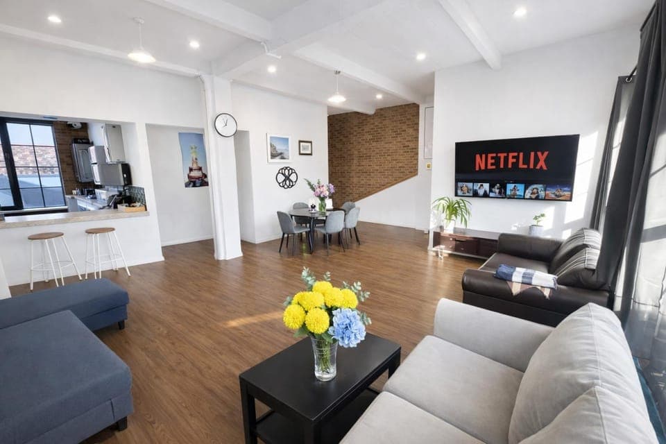 TV and multimedia, Seating area, Dining area