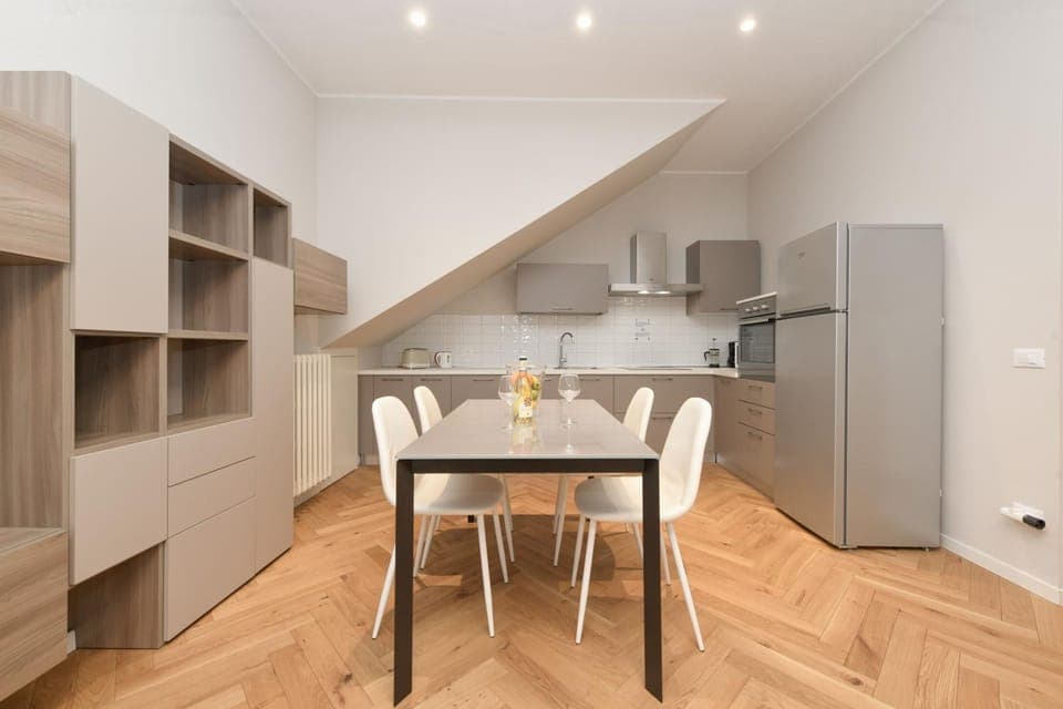 Kitchen or kitchenette, Dining area