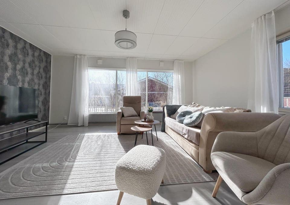 Communal lounge/ TV room, TV and multimedia, Living room, Seating area, Evening entertainment