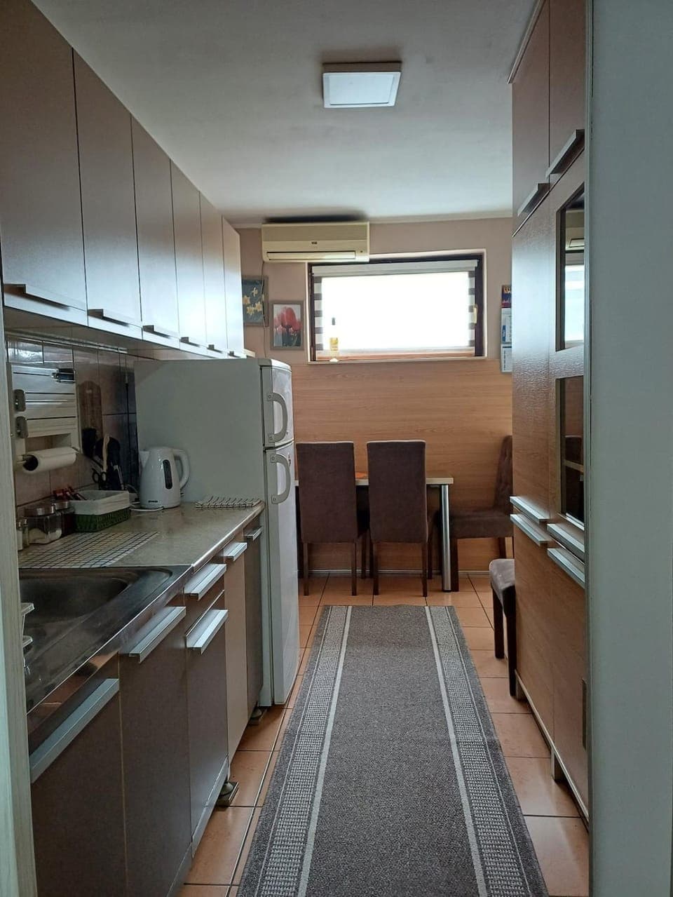 Kitchen or kitchenette, Dining area