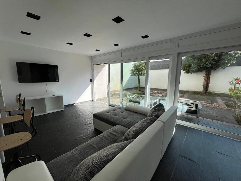 Communal lounge/ TV room, TV and multimedia, Living room, Seating area, Evening entertainment